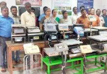முத்திரை இல்லாத தராசுகள் பயன்படுத்தி மோசடி – மீன் வியாபாரிகளின் தில்லாலங்கடி வேலை