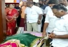தாயாரின் உடலுக்கு கண்ணீர் மல்க அஞ்சலி செலுத்திய ஓ.பன்னீர்செல்வம்!