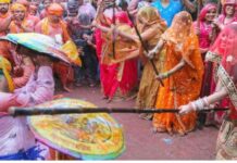 இப்படியும் ஒரு பண்டிகை…. பெண்கள் ஆண்களை குச்சியால் தாக்கும் ‘லாத்மர்’!
